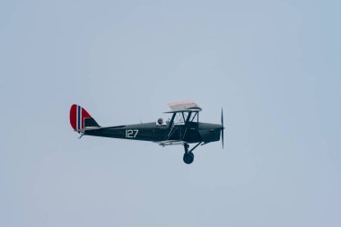 Kjeller, Norveç - 18 Haziran 2023: De Havilland DH-82A Tiger Moth LN-MAX Kjeller 'de gösteri yapıyor.