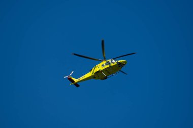 Gothenburg, İsveç - Haziran 06 2023: İhtiyacı olanlara yardım etmek üzere ambulans helikopteri yolda.