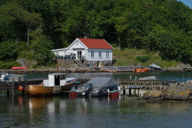 Lyngdal, Norveç - 06 Temmuz 2023: Lundegaard 'da ev ve tekneler.