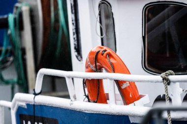 Lindesnes, Norveç - Ocak 04 2023: Bir balıkçı teknesinde parlak turuncu yaşam alanı.