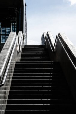 Gün ışığında uzun beton merdivenler.