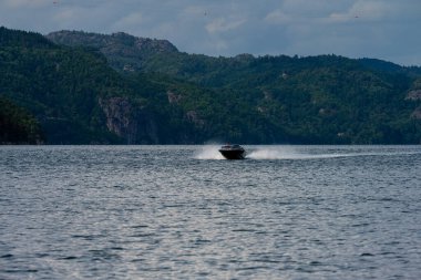 Fiyortta küçük hızlı bir tekne..