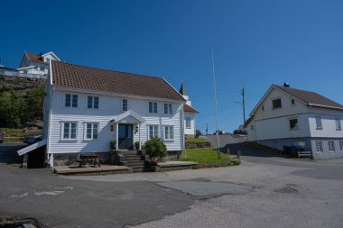 Lyngdal, Norveç - Temmuz 06 2023: Korshavn 'da geleneksel evler.