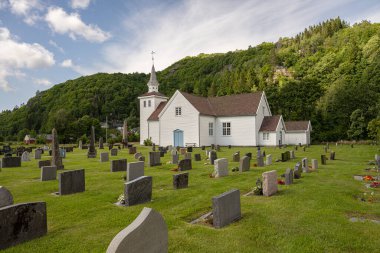 Lyngdal, Norveç - Temmuz 06 2023: Austad Kilisesi ve mezarlığı.