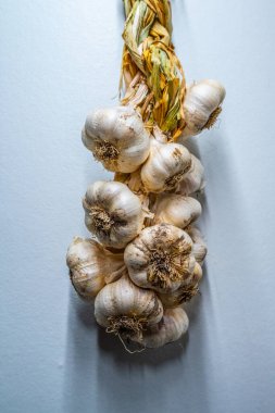 Duvarda asılı bir avuç sarımsak.