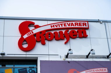 Kristiansand, Norveç - 07 Temmuz 2023: Skousen cihazlarının dükkan logosu.