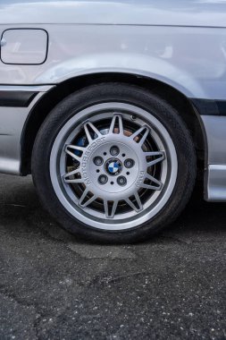 Lindesnes, Norveç - 01 Ağustos 2023: Gri BMW M3 üzerindeki BMW Motor Sporları jantları.