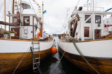 Oslo, Norveç - 19 Temmuz 2014: Oslo 'da eski ahşap teknelerin toplanması üzerine görüş.