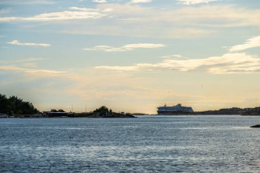 Stromstad, İsveç - 31 Temmuz 2023: Stronstad 'a varan Renkli Melez araba feribotu.
