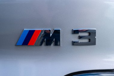 Lindesnes, Norveç - 01 Ağustos 2023: BMW M3 'ün arka rozeti.