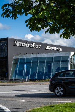 Göteborg, İsveç - 27 Temmuz 2023: Mercedes-Benz ve AMG bayiliğinin dışı.