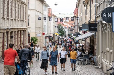 Göteborg, İsveç - 30 Temmuz 2023: Yazın Haga 'da yürüyen turistler.