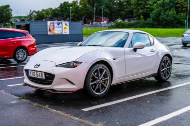 Göteborg, İsveç - 31 Temmuz 2023: Beyaz 2018 Mazda MX-5 RF 2.0.
