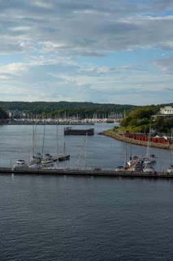Stromstad, İsveç - 31 Temmuz 2023: Stromstad 'da büyük marinalar.