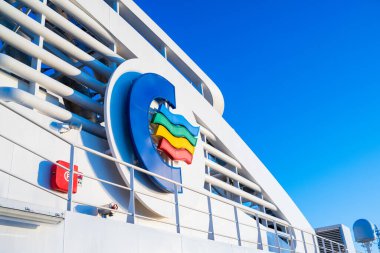 Tjome, Norveç - 31 Temmuz 2023: Bir feribot hunisinde renk çizgisi logosu.