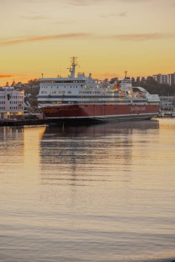 Sandefjord, Norveç - 31 Temmuz 2023: Fjordline Oslofjord feribotu Sandefjord 'a yanaştı.