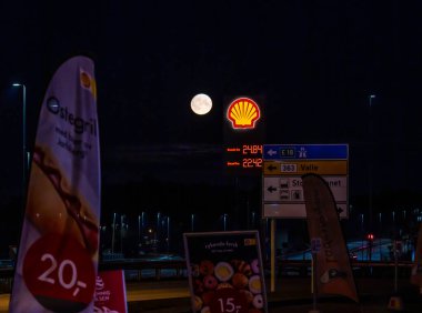 Sandefjord, Norveç - 31 Temmuz 2023: Kabuk benzin istasyonu pilonuna yakın kanlı ay.