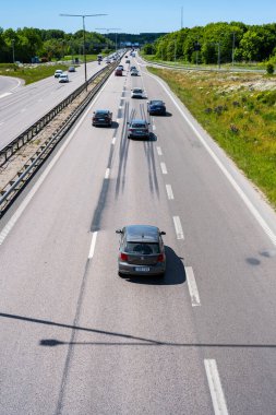 Göteborg, İsveç - 2 Haziran 2023: Üç şeritli otoyolda arabalar iki şeride ayrılıyor.