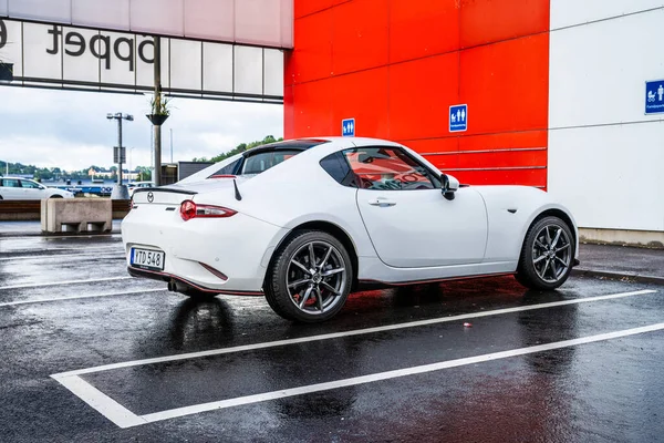 Göteborg, İsveç - 31 Temmuz 2023: Beyaz 2018 Mazda MX-5 RF 2.0.