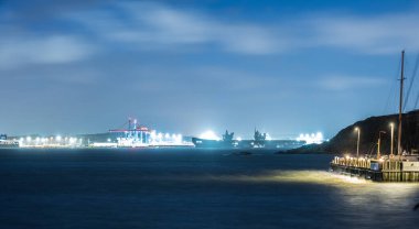 Göteborg, İsveç - 17 Ekim 2023: Uçak gemisi HMS Queen Elizabeth Gothenburg limanında.