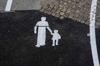 Asfalta boyanmış yaya sembolü.