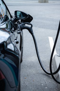 Elektrikli bir arabaya bağlı DC şarj aleti..