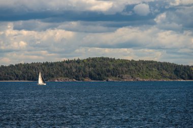 Yelkenli, ormanı olan bir çocuğun önünden geçiyor..