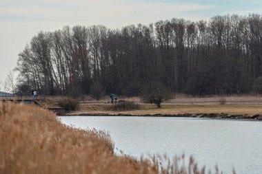 İnsanlar doğal bir kanal boyunca yürüyorlar..