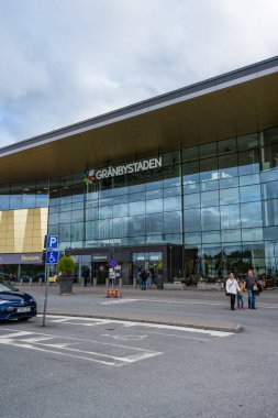 Uppsala, İsveç - 10 Ağustos 2023: Granbystaden 'e giriş kapısı.