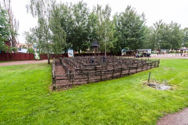 Vimmerby, İsveç - 16 Haziran 2012: Parktaki çitlerden yapılmış labirent.