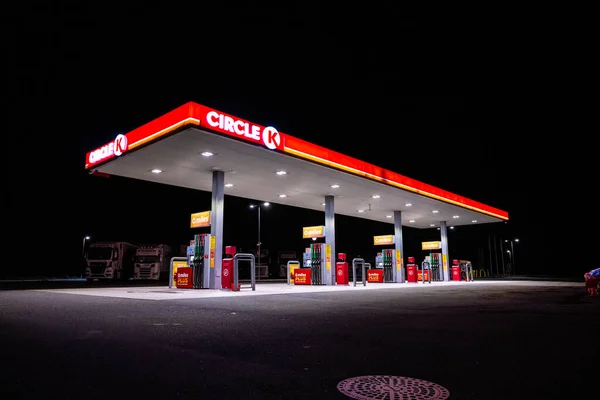 Lillesand, Norveç - 01 Ağustos 2023: Geceleri K benzin istasyonu..