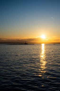 Tjome, Norveç - 31 Temmuz 2023: Büyülü günbatımı ışığında daha uzak deniz feneri.