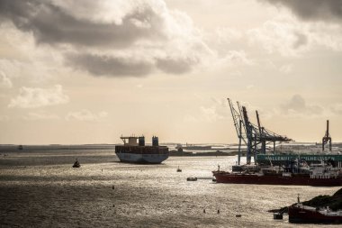 Göteborg, İsveç - 18 Temmuz 2023: Gothenburg limanından ayrılan büyük Maersk konteynır gemisi.