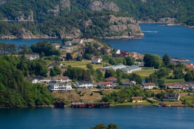 Lindesnes, Norveç - 24 Haziran 2023: Njerve ve ve Glapsalen 'deki evler.