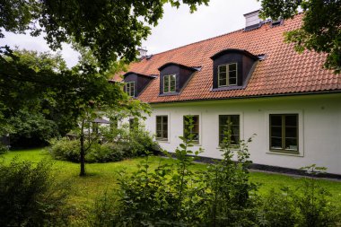 Eski bir okul binasının dışı..