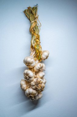 Duvarda asılı bir avuç sarımsak.