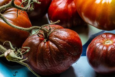 Masada olgun kırmızı domatesler.