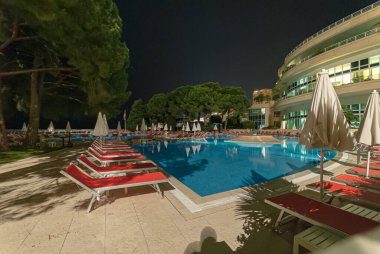 Monako, Monako - 07 Temmuz 2008: Le Meridien Oteli 'ndeki havuz alanının gece fotoğrafı.