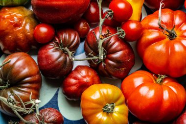 Masada olgun kırmızı domatesler.