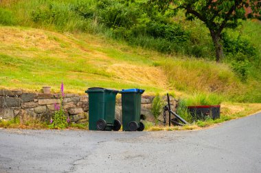 Yolun kenarında iki çöp tenekesi..