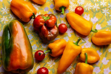 Masada portakal biberi ve olgun kırmızı domates..