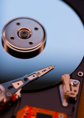 Sabit disk sürücüsü içindeki mekanikler tepsi ile yazı başını okuyun.