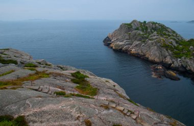 Deniz kenarındaki Gneiss kayalıkları.