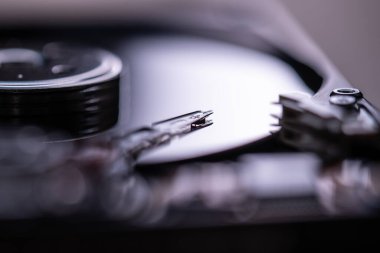 Sabit disk sürücüsü içindeki mekanikler tepsi ile yazı başını okuyun.