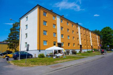 Oslo, Norveç - 17 Haziran 2023: Kaçak pazarlı Turuncu Apartman.