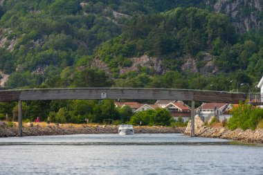 Lindesnes, Norveç - 30 Haziran 2023: Gündüz kruvazörü bir kanalın altından geçiyor.