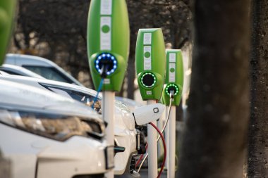 Göteborg, İsveç - 20 Nisan 2021: Halka açık şarj istasyonlarında elektrik ve hibrit otomobiller şarj ediliyor.