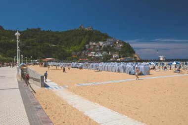 San Sebastian, İspanya - 26 Temmuz 2016: Ondarreta Sahili ve Monte Igueldo.