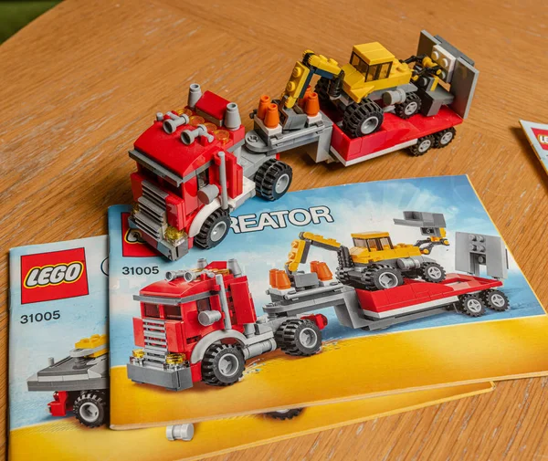 Göteborg, İsveç - 01 Mayıs 2020: Lego Yaratıcısı koleksiyonu ve talimatları.