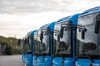 Göteborg, İsveç - 24 Eylül 2023: Mavi elektrikli otobüsler sırası.